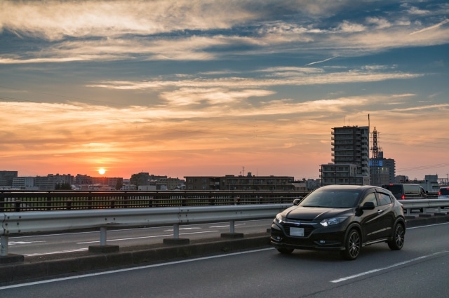 夕焼けと車