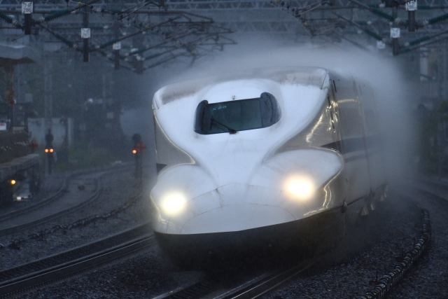 雨の中を走る新幹線
