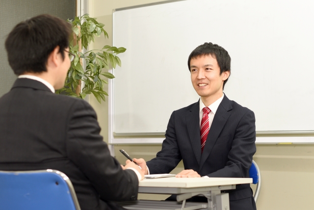 お客様の話を聞く営業マン