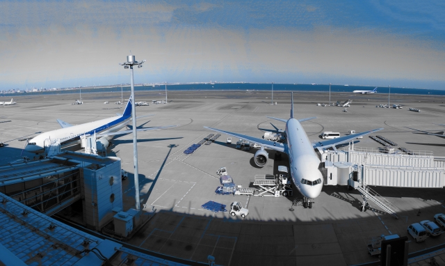 空港にいる飛行機