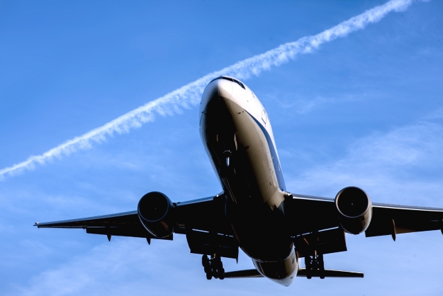 離陸する飛行機