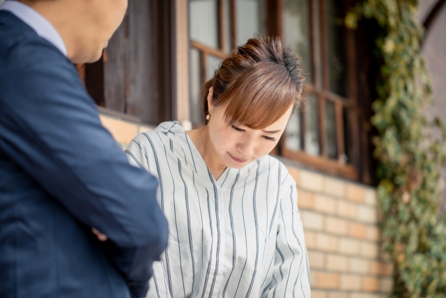 怒られる女性